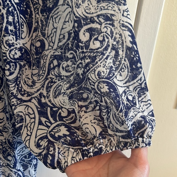 Liz ClaiborneVGUC blue/white semi sheer pull on top, elastic neck waist sleeves - Picture 4 of 7